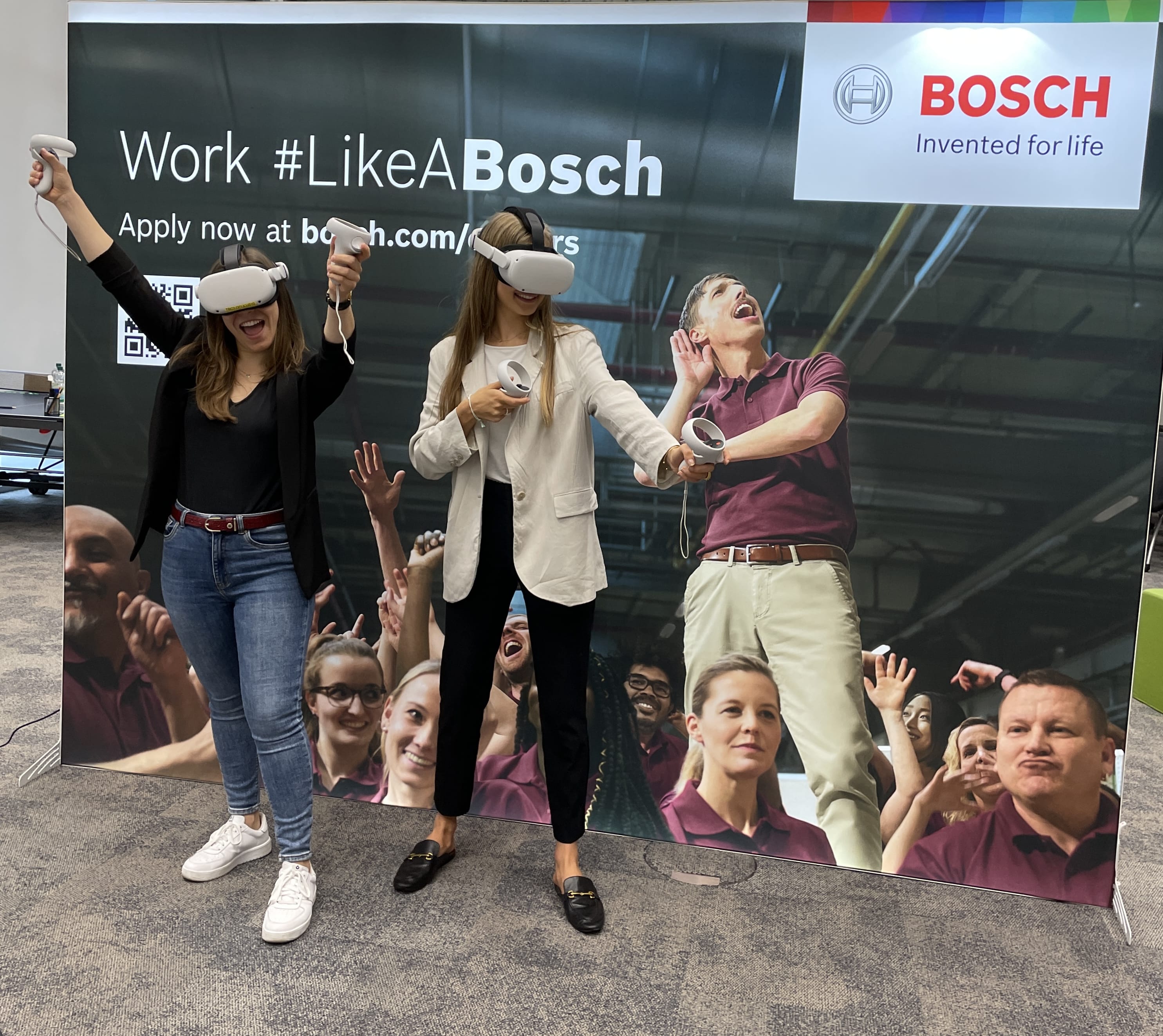two women with VR glasses in front of work #LikeABosch poster